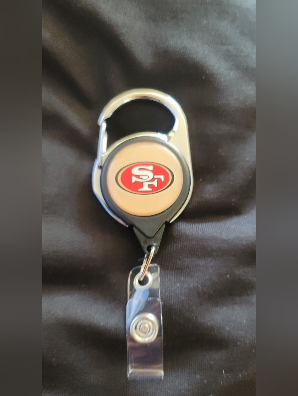 NWT-Silver Badge Reel with 49ers Red Team Logo